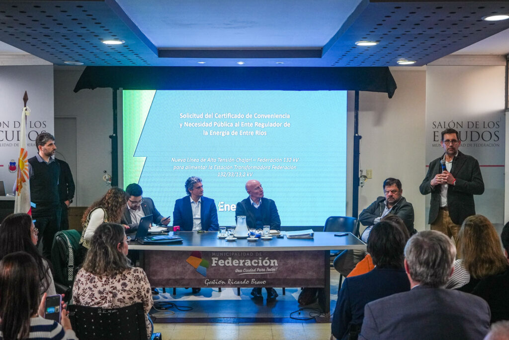alt="Exposición técnica de Enersa sobre la línea de alta tensión entre Federación y Chajarí"