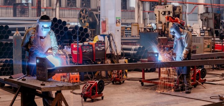 alt="mercado laboral en Entre Ríos, trabajadores industriales en una planta entrerriana"