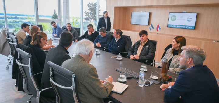 alt="Reunión oficial en Paraná sobre el impacto de las tarifas eléctricas en el sector foresto-industrial entrerriano y el alivio en las tarifas eléctricas del sector foresto-industrial de Entre Ríos"