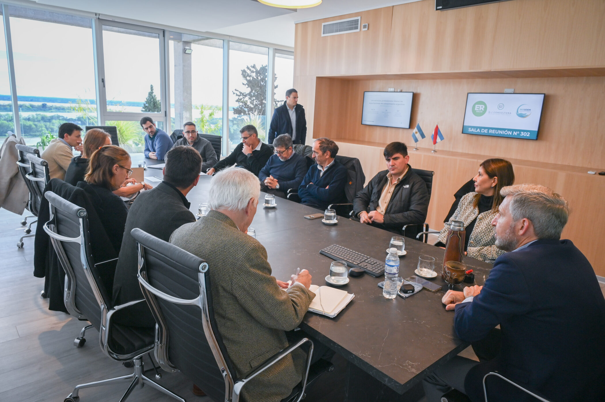 alt="Reunión oficial en Paraná sobre el impacto de las tarifas eléctricas en el sector foresto-industrial entrerriano y el alivio en las tarifas eléctricas del sector foresto-industrial de Entre Ríos"