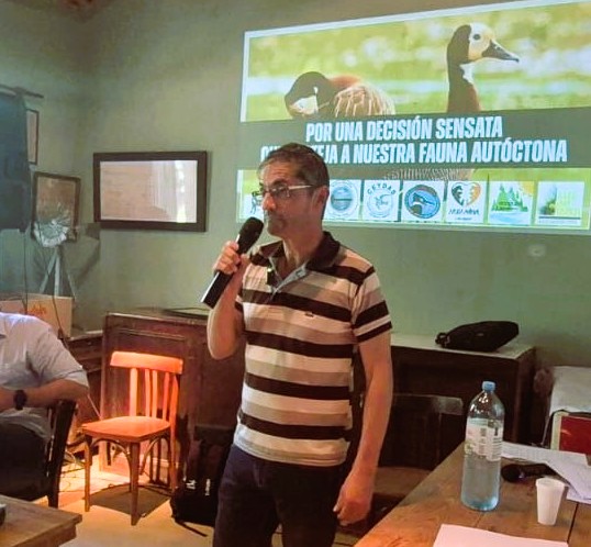 alt="Profesor Gabriel Bonomi, referente de la ONG ambientalista CEYDAS"