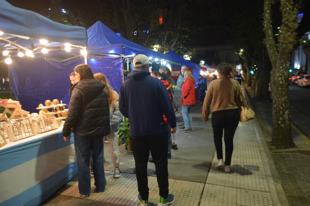 alt="Vista general de una feria de artesanos en la Plaza 25 de Mayo, epicentro de las 35ª Jornadas Nacionales de Artesanía en Concordia"