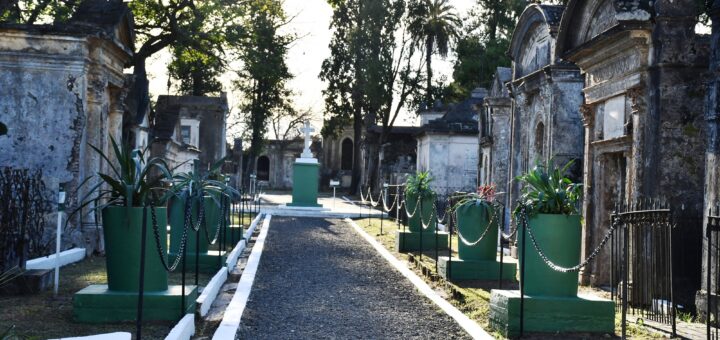 alt="Vista del sendero y mausoleos del Cementerio de los Fundadores al atardecer, listos para el evento nocturno"