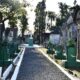 alt="Vista del sendero y mausoleos del Cementerio de los Fundadores al atardecer, listos para el evento nocturno"