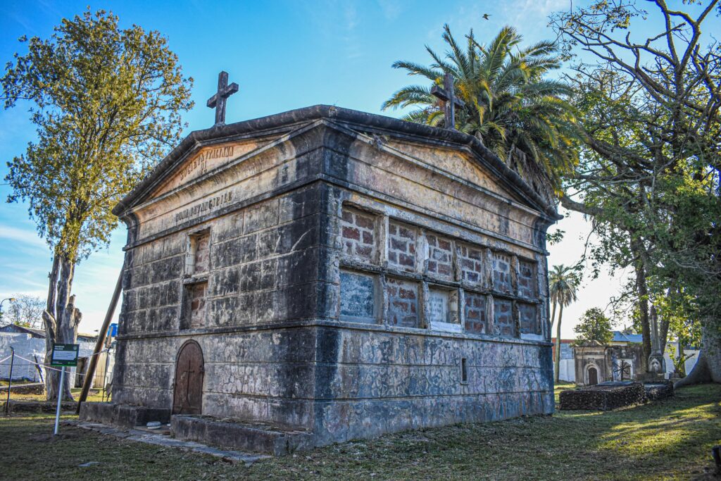 alt="Detalle arquitectónico de un mausoleo histórico en el Museo a Cielo Abierto del Cementerio de los Fundadores"