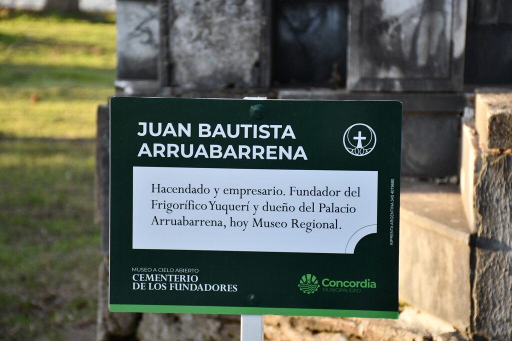 alt="Señalética oficial de la Municipalidad de Concordia en el Cementerio de los Fundadores"
