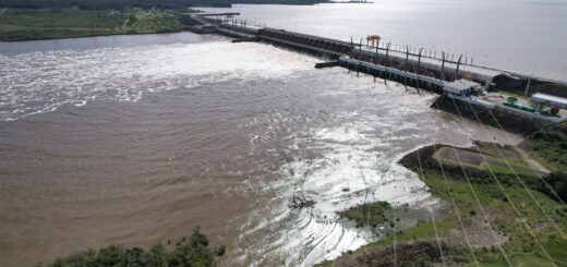 alt="Vista aérea del complejo de Salto Grande con alta turbulencia en vertederos, alertando sobre la crecida del Río Uruguay por El Niño"