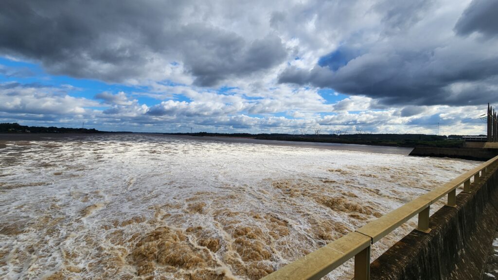 alt="Primer plano de agua turbulenta aguas abajo de la represa de Salto Grande, mostrando la potencia de la crecida del Río Uruguay"