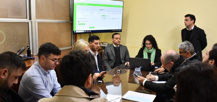 alt="Apertura de sobres de la licitación de residuos en Concordia en la Municipalidad"