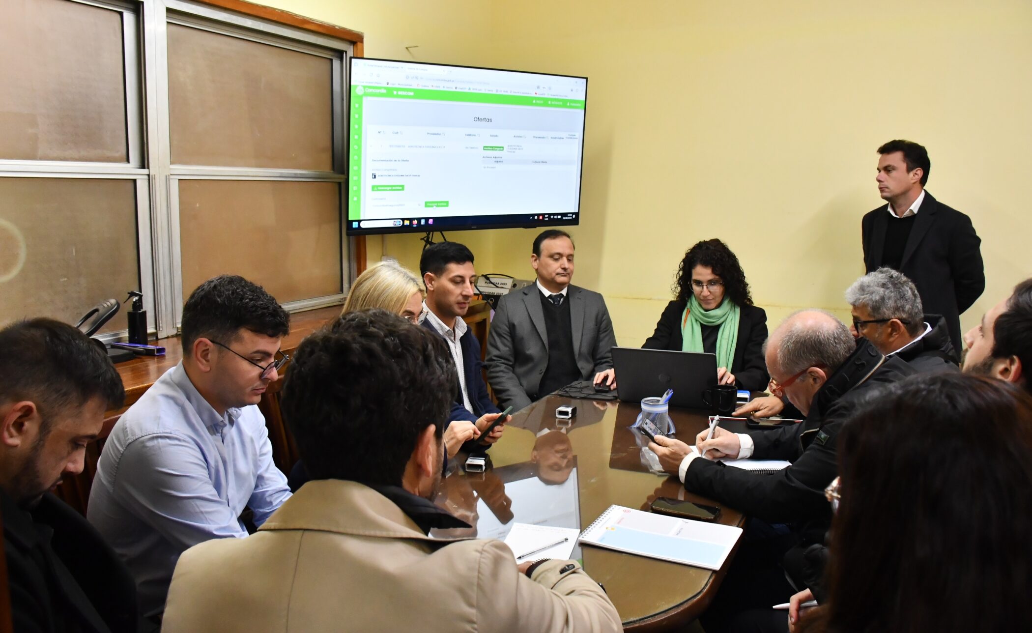 alt="Apertura de sobres de la licitación de residuos en Concordia en la Municipalidad"