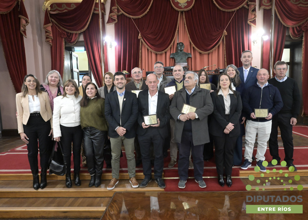 alt="Foto grupal de los homenajeados en el homenaje a cooperativas entrerrianas"