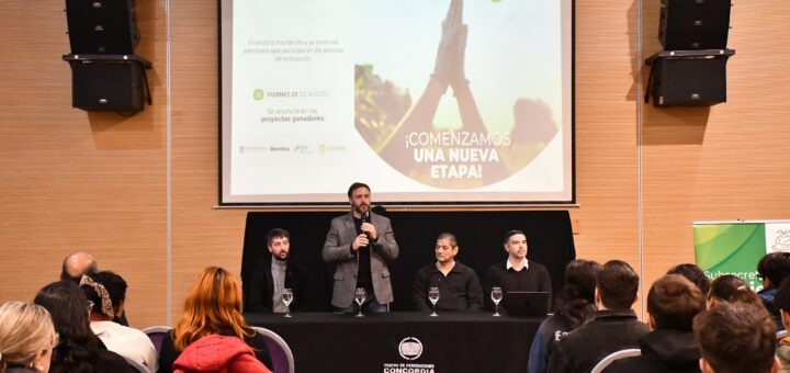 alt="El intendente de Concordia, Francisco Azcué, habla durante el lanzamiento del programa Jóvenes en Acción Climática"