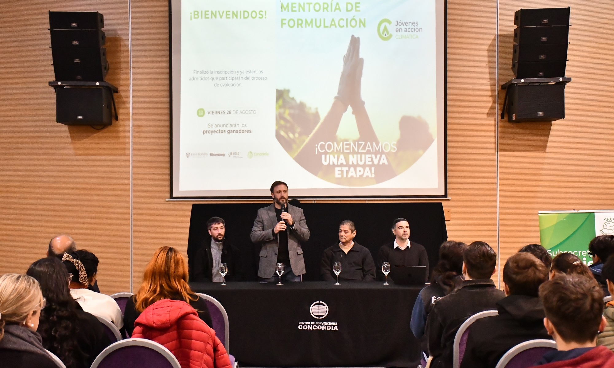 alt="El intendente de Concordia, Francisco Azcué, habla durante el lanzamiento del programa Jóvenes en Acción Climática"