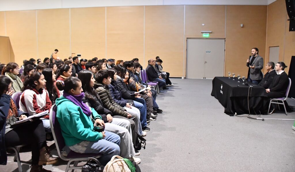 alt="Jóvenes en el auditorio de Concordia interesados en la mentoría del Fondo Jóvenes en Acción Climática"