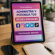 alt="Imagen de la Capacitación Gratuita en Community Manager en Concordia. Sobre una mesa del Coworking La Estación se ve una tablet con la convocatoria y un anotador"