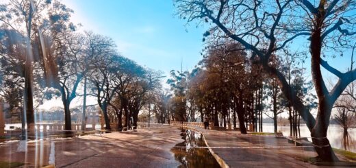 alt="Vista panorámica de la Costanera de Concordia bajo el agua con cintas de seguridad por la creciente del río Uruguay en Concordia!