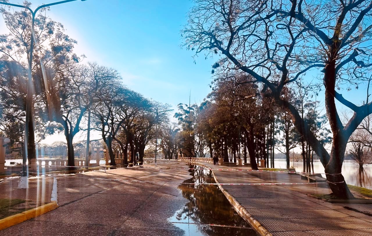 alt="Vista panorámica de la Costanera de Concordia bajo el agua con cintas de seguridad por la creciente del río Uruguay en Concordia!