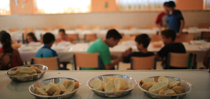 alt="Panes servidos en un comedor escolar de Entre Ríos, en el contexto del fallo sobre los comedores escolares en Entre Ríos"