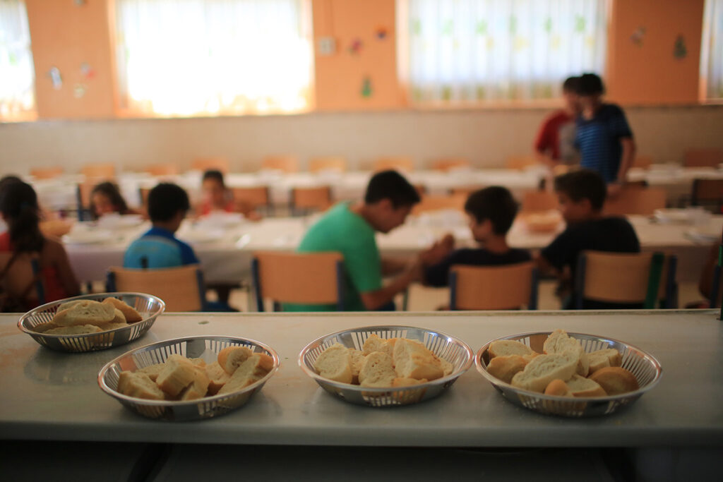 alt="Panes servidos en un comedor escolar de Entre Ríos, en el contexto del fallo sobre los comedores escolares en Entre Ríos"