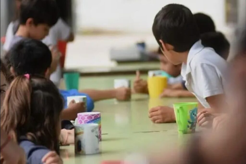 alt="Estudiantes tomando la merienda escolar, afectados por el fallo sobre los comedores escolares en Entre Ríos"