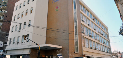 alt="Fachada del edificio de la Caja de Jubilaciones donde se trabaja en la reglamentación de la nueva ley previsional de Entre Ríos"