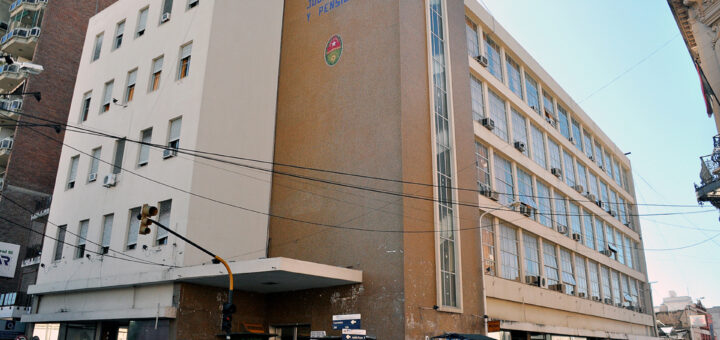 alt="Fachada del edificio de la Caja de Jubilaciones donde se trabaja en la reglamentación de la nueva ley previsional de Entre Ríos"