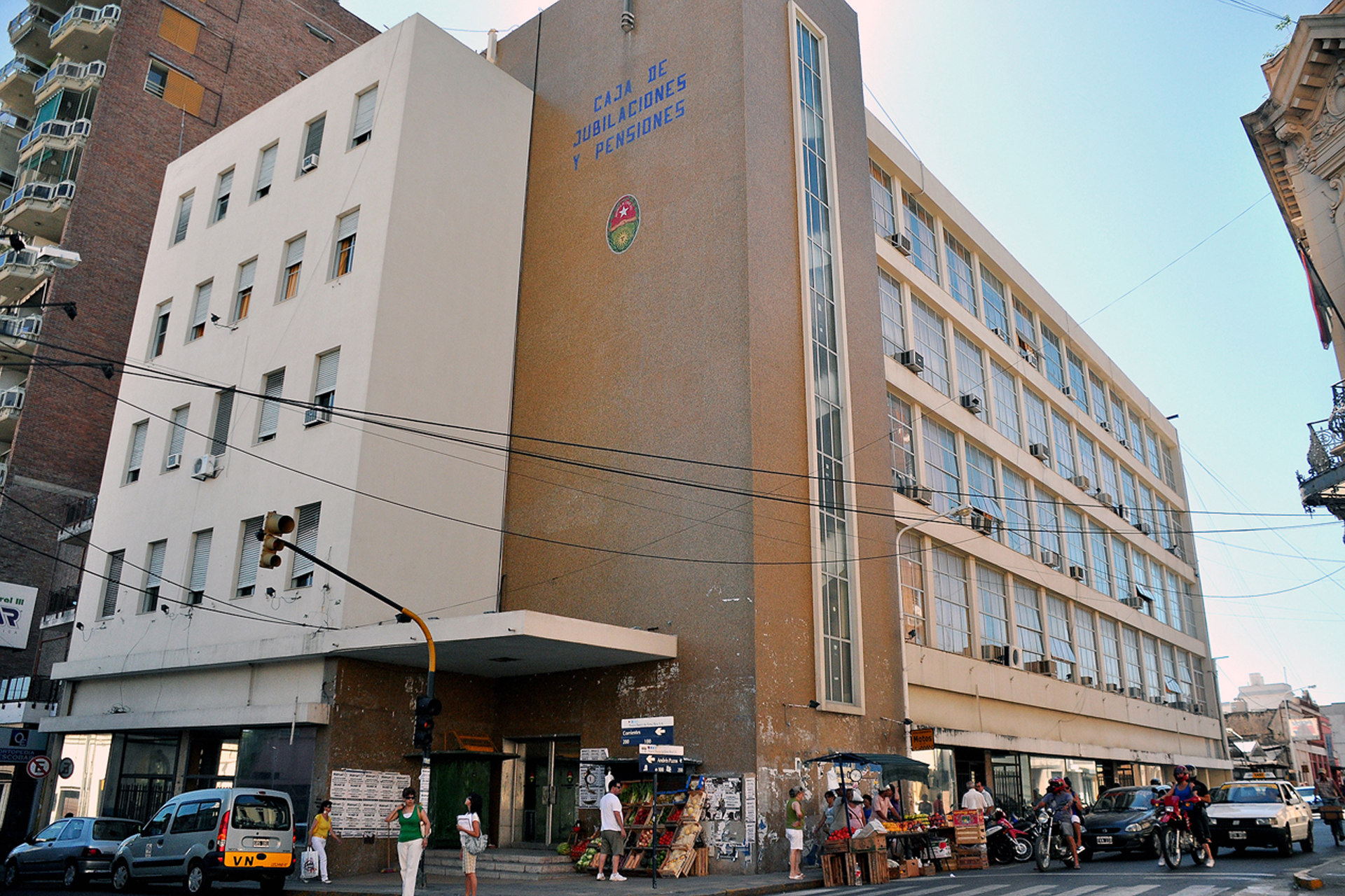 alt="Fachada del edificio de la Caja de Jubilaciones donde se trabaja en la reglamentación de la nueva ley previsional de Entre Ríos"