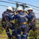 alt="Operarios realizando mantenimiento eléctrico en altura"