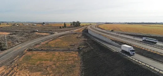 alt="Vista aérea de las obras viales incluidas en la concesión de las rutas 12 y 18 en Entre Ríos"