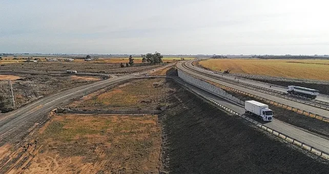 alt="Vista aérea de las obras viales incluidas en la concesión de las rutas 12 y 18 en Entre Ríos"