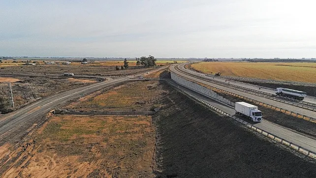 alt="Vista aérea de las obras viales incluidas en la concesión de las rutas 12 y 18 en Entre Ríos"