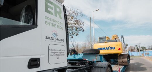 alt="Camión y excavadora Komatsu entregados por CTM Salto Grande para la **prevención de inundaciones en Concordia"