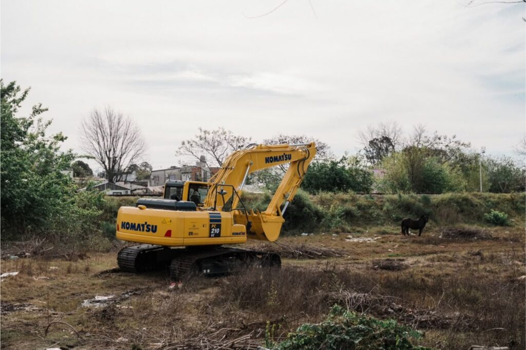 alt="Excavadora Komatsu trabajando en el arroyo Manzores de Concordia para la prevención de inundaciones"