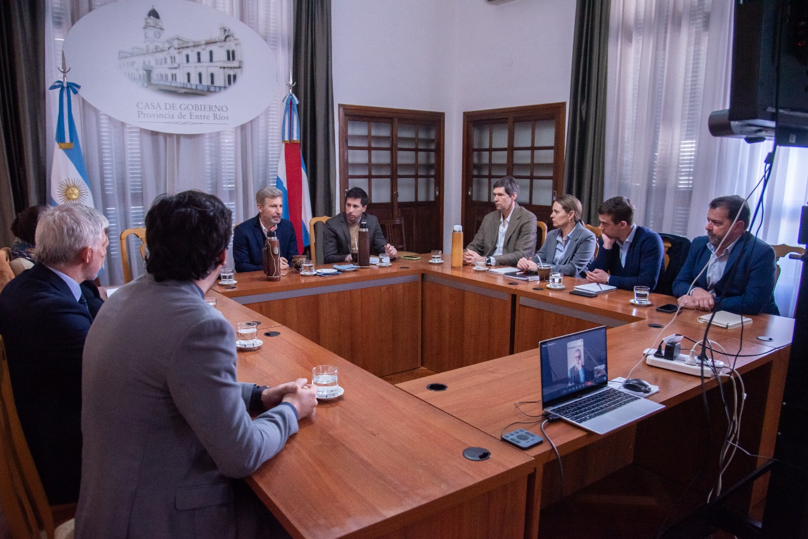 alt="El Gobernador Frigerio presidiendo la mesa interinstitucional de alimentación escolar en Entre Ríos"