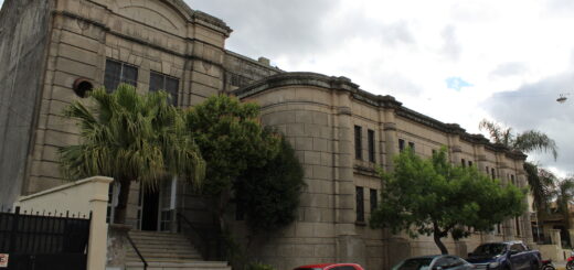 alt="Frente del edificio de la UTN Concordia"