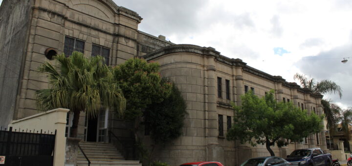 alt="Frente del edificio de la UTN Concordia"