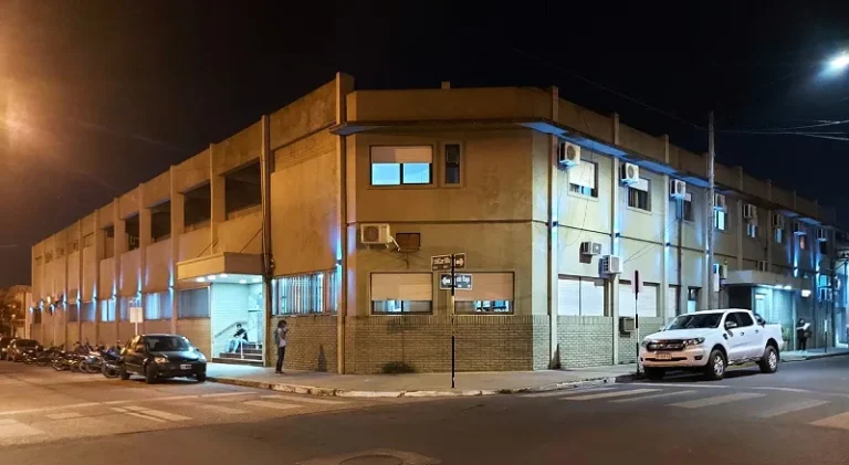 alt="convenio PAMI-Sanatorio Concordia — fachada del Sanatorio Concordia de noche"
