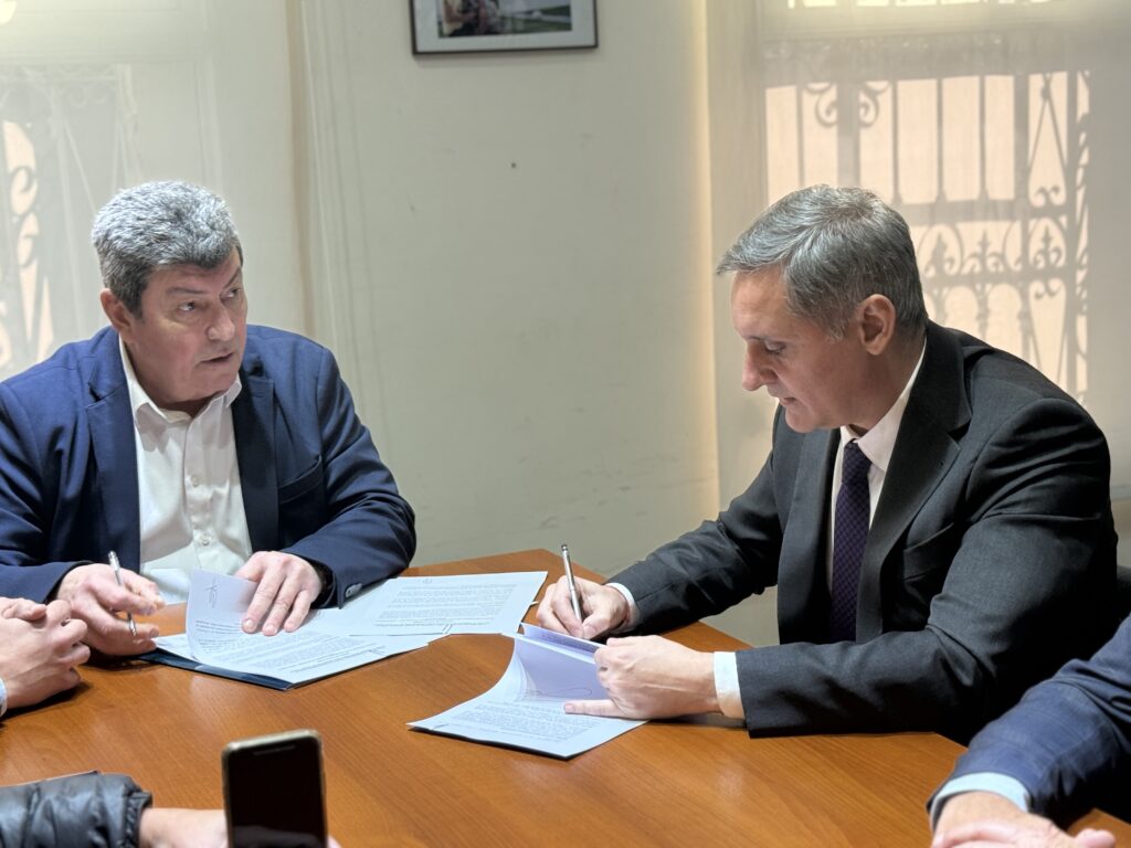 alt="Firma de convenio de créditos hipotecarios para empleados públicos en Entre Ríos"