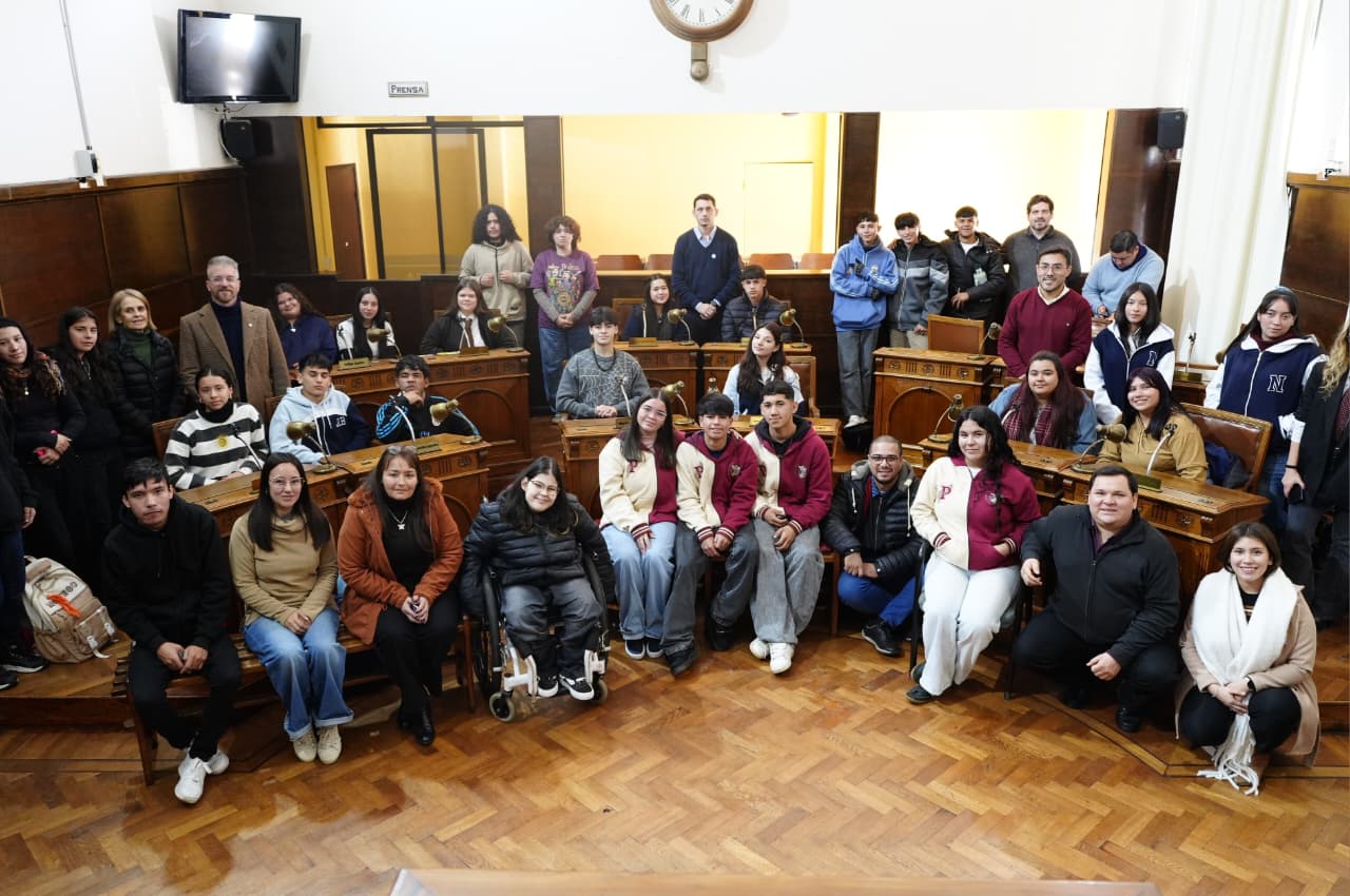 alt="Imagen grupal del Concejo Deliberante Juvenil de Concordia en pleno recinto, listos para debatir sus proyectos"