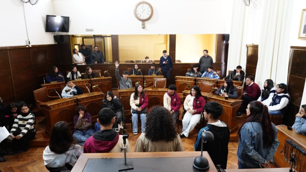 alt="Jóvenes concejales debanten uno de los proyectos en el Concejo Deliberante Juvenil de Concordia"