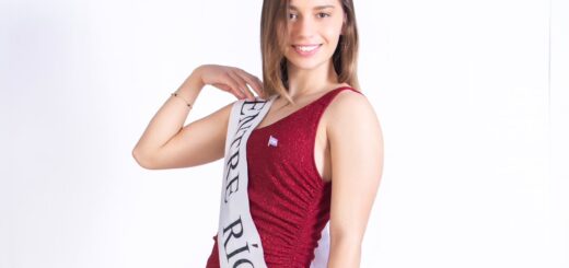 alt="Lara Schneider representará a Entre Ríos en Señorita Independencia Argentina 2026 con banda de Entre Ríos y vestido rojo Crédito: Prensa Señorita Independencia Entre Ríos / Libre Entre Ríos"