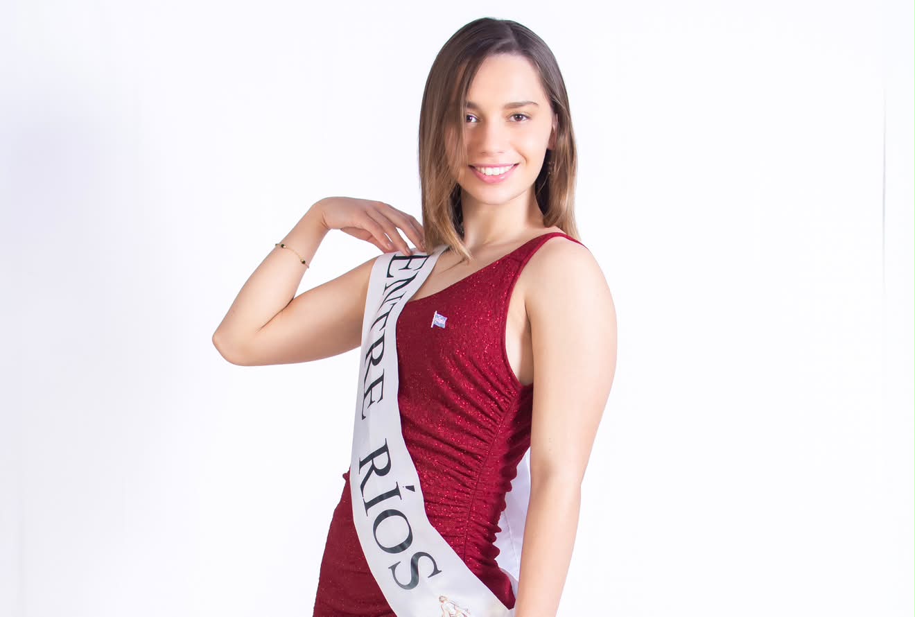 alt="Lara Schneider representará a Entre Ríos en Señorita Independencia Argentina 2026 con banda de Entre Ríos y vestido rojo Crédito: Prensa Señorita Independencia Entre Ríos / Libre Entre Ríos"