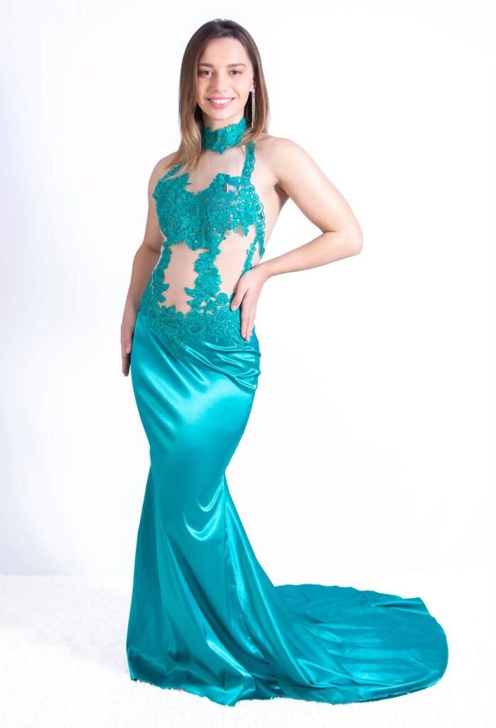 alt="Lara Schneider representante de Entre Ríos en Señorita Independencia Argentina 2026 con vestido largo turquesa durante sesión oficial
Crédito: Prensa Señorita Independencia Entre Ríos"