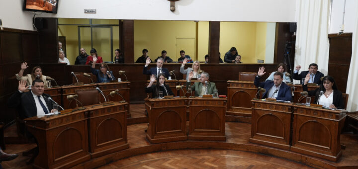 alt="Sesión ordinaria en el recinto del Concejo Deliberante de Concordia"