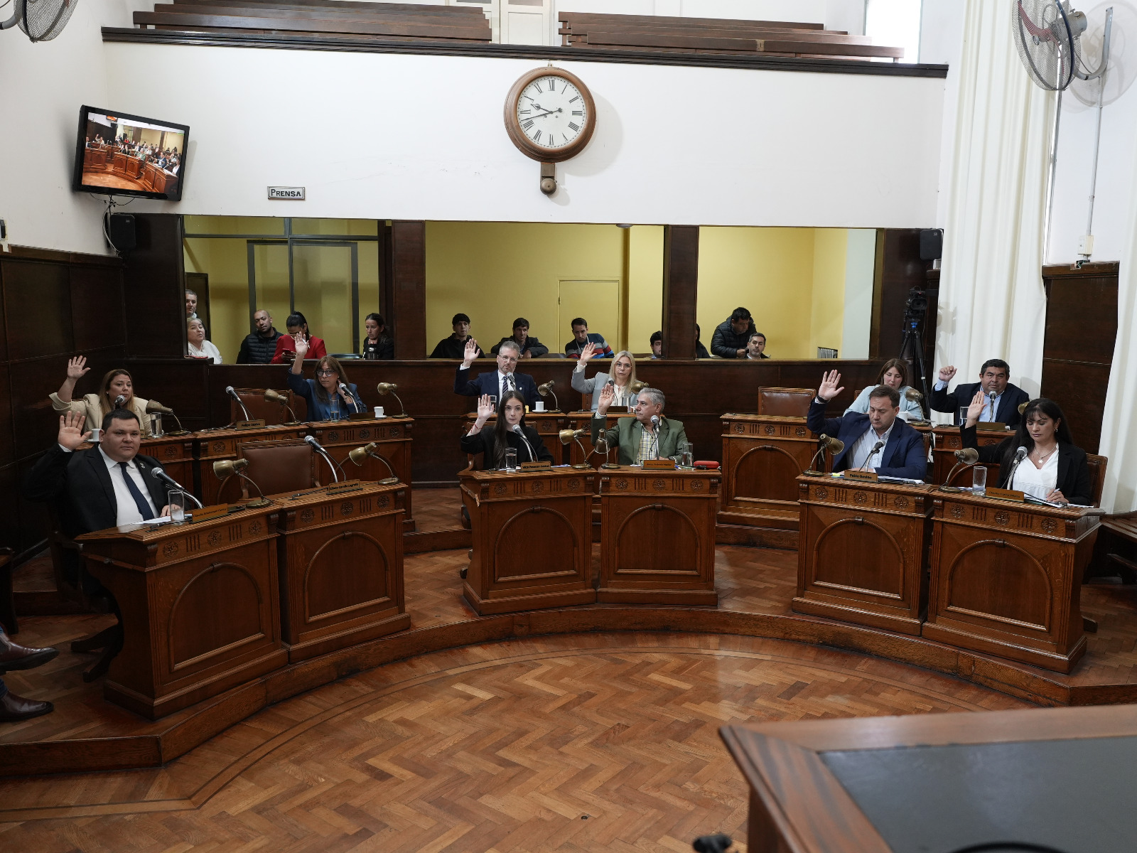 alt="Sesión ordinaria en el recinto del Concejo Deliberante de Concordia"