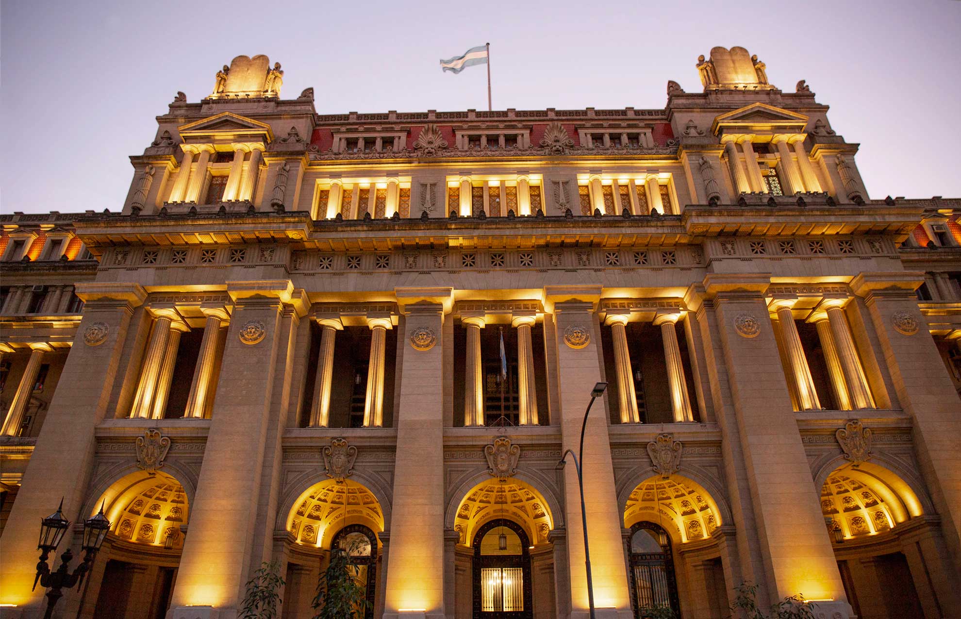 alt="Corte Suprema, condena a Sergio Urribarri, fachada del Palacio de Justicia"