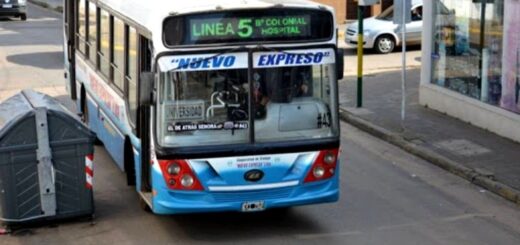 alt="Colectivo urbano de Concordia al amanecer, ilustrando las nuevas tarifas del transporte urbano en Concordia"
