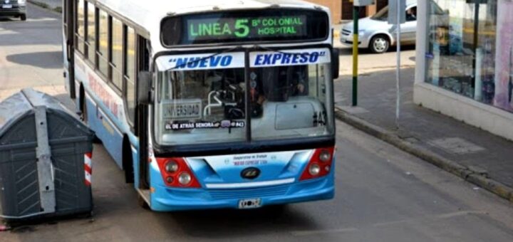 alt="Colectivo urbano de Concordia al amanecer, ilustrando las nuevas tarifas del transporte urbano en Concordia"