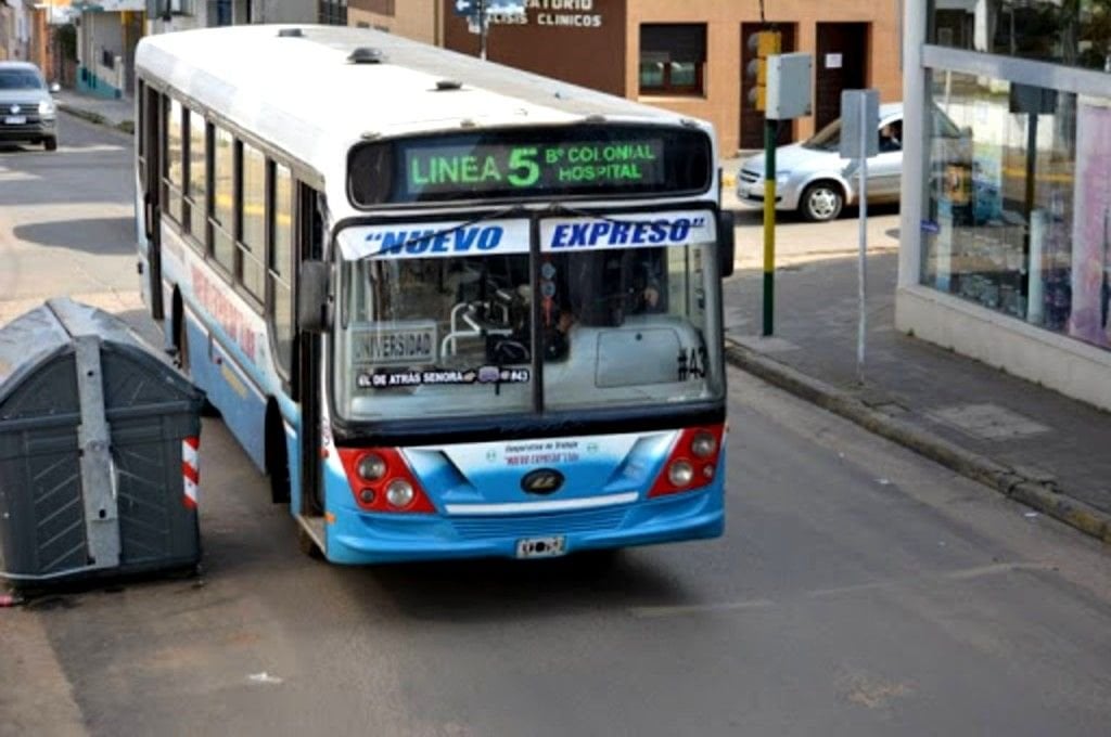 alt="Colectivo urbano de Concordia al amanecer, ilustrando las nuevas tarifas del transporte urbano en Concordia"