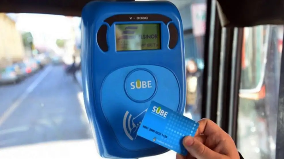 alt="Pasajero pasando tarjeta SUBE por validador en colectivo de Concordia, tras el aumento de las tarifas del transporte urbano en Concordia"